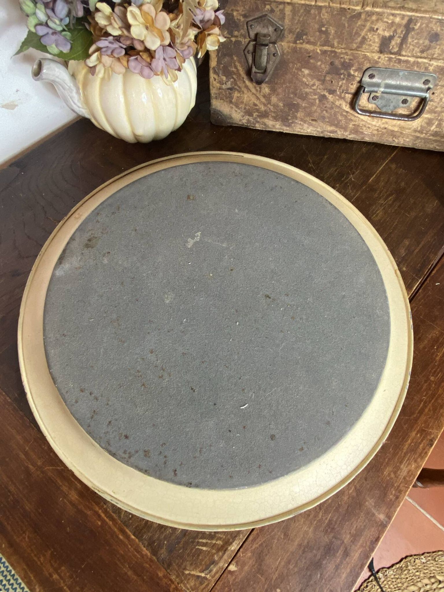 Round painted tin tray, Napoleon III