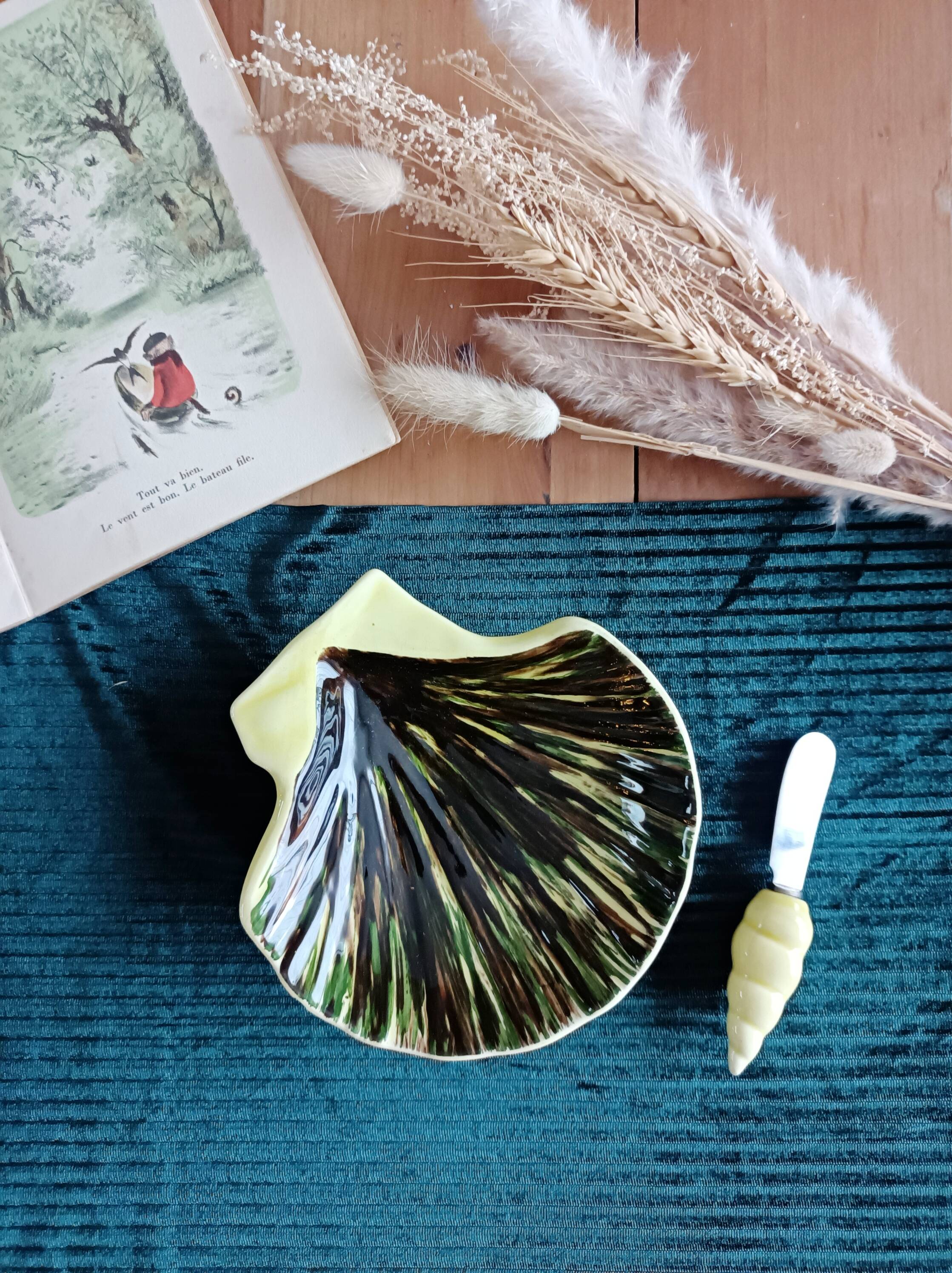 St-Clement shell-shaped butter dish and knife