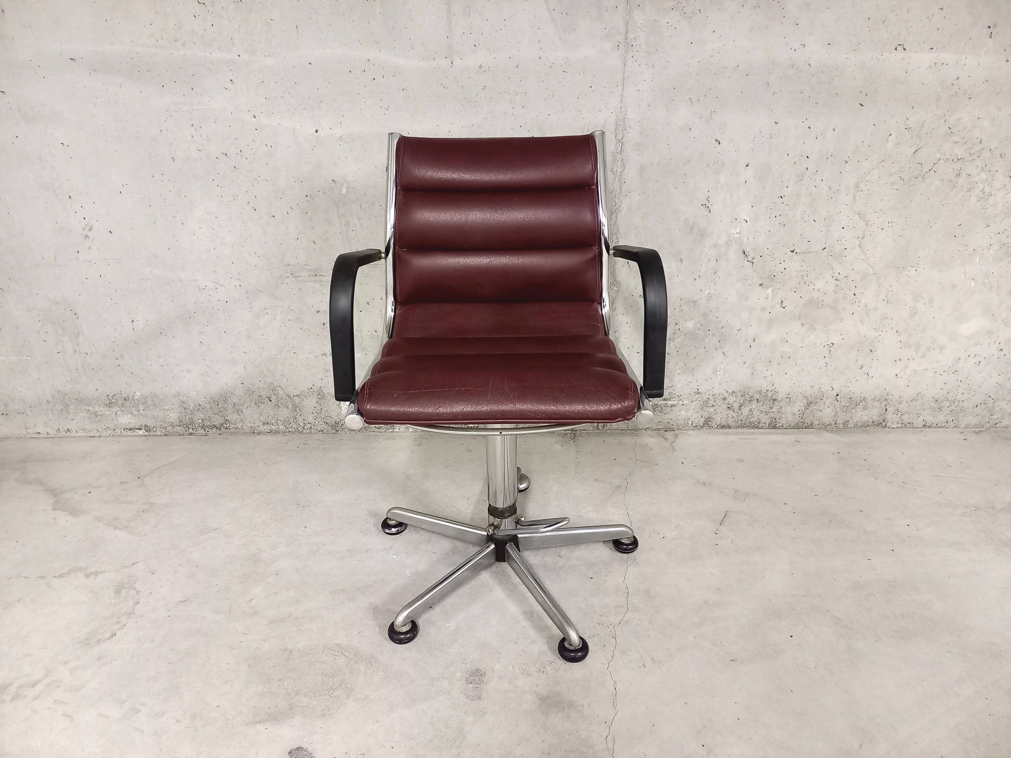 Swivel office chair in chrome-plated metal 70s