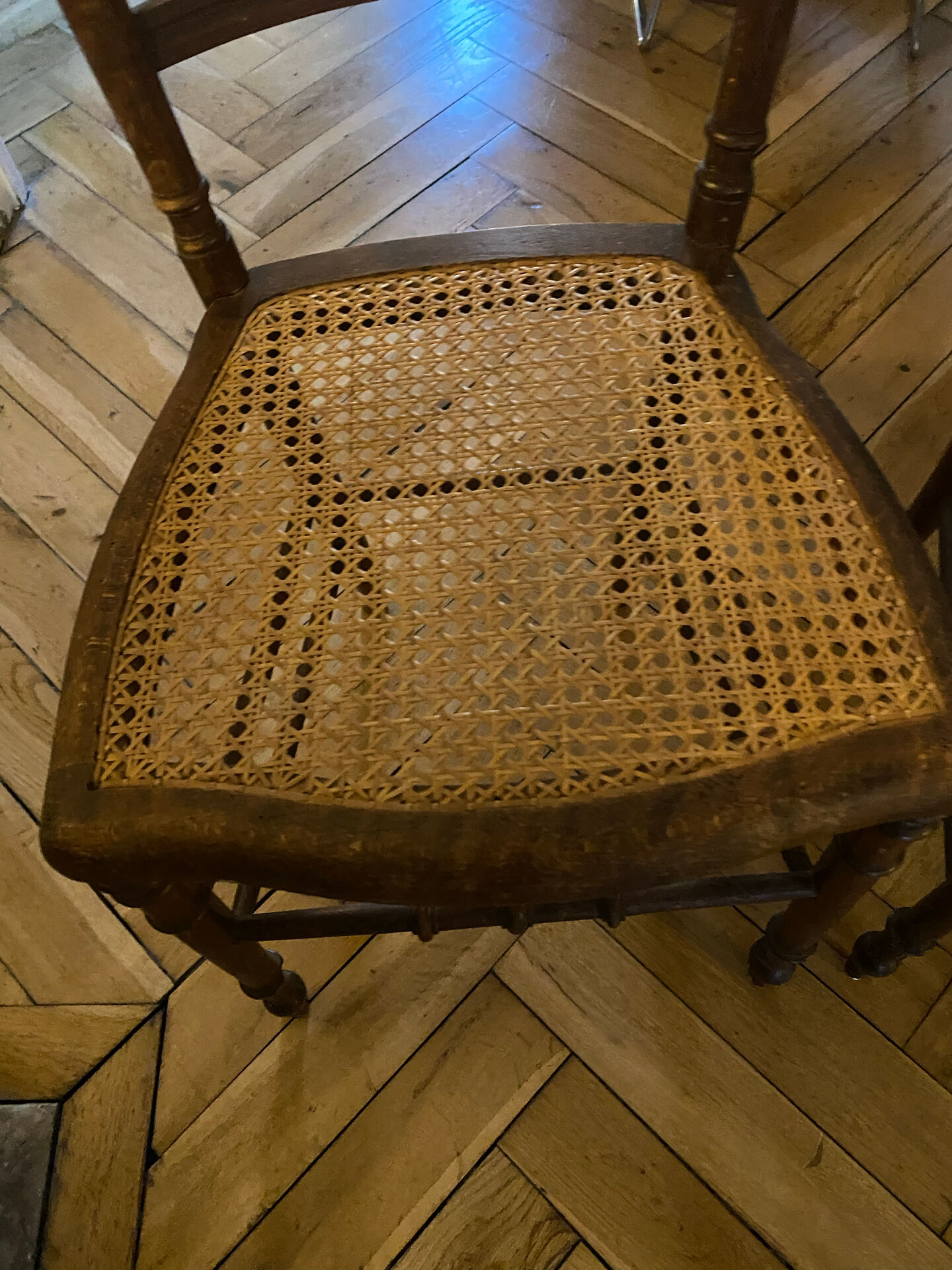 2 chaises d'appoint Napoléon III en noyer et cannage parfait –