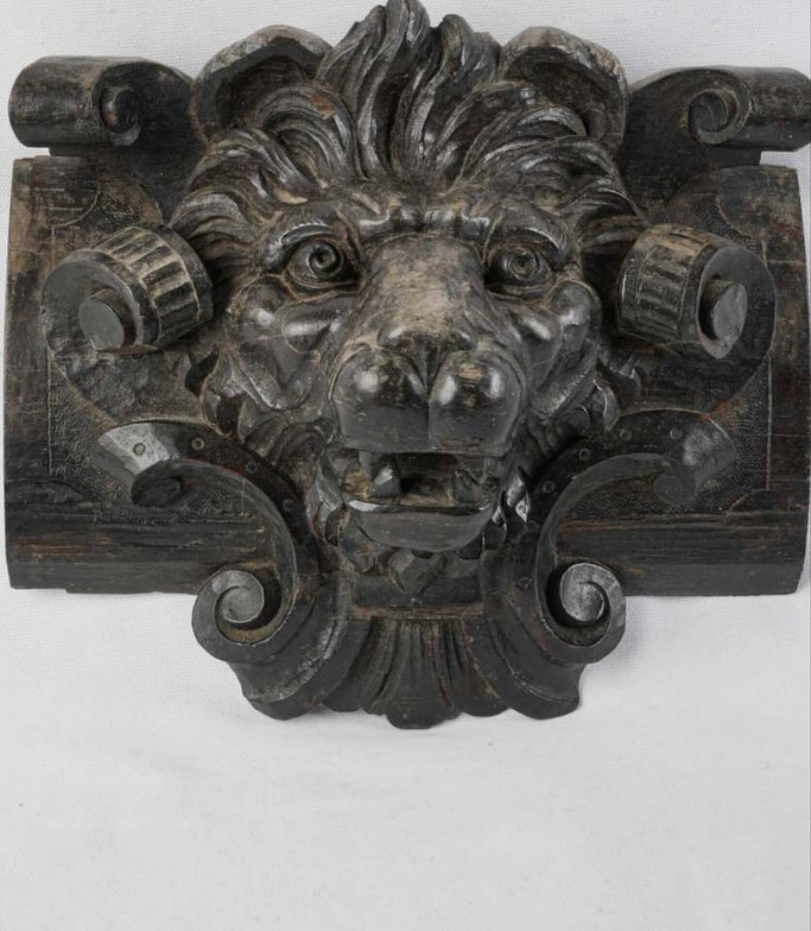 Sculpture de tête de lion en bois teinté