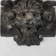 Sculpture de tête de lion en bois teinté