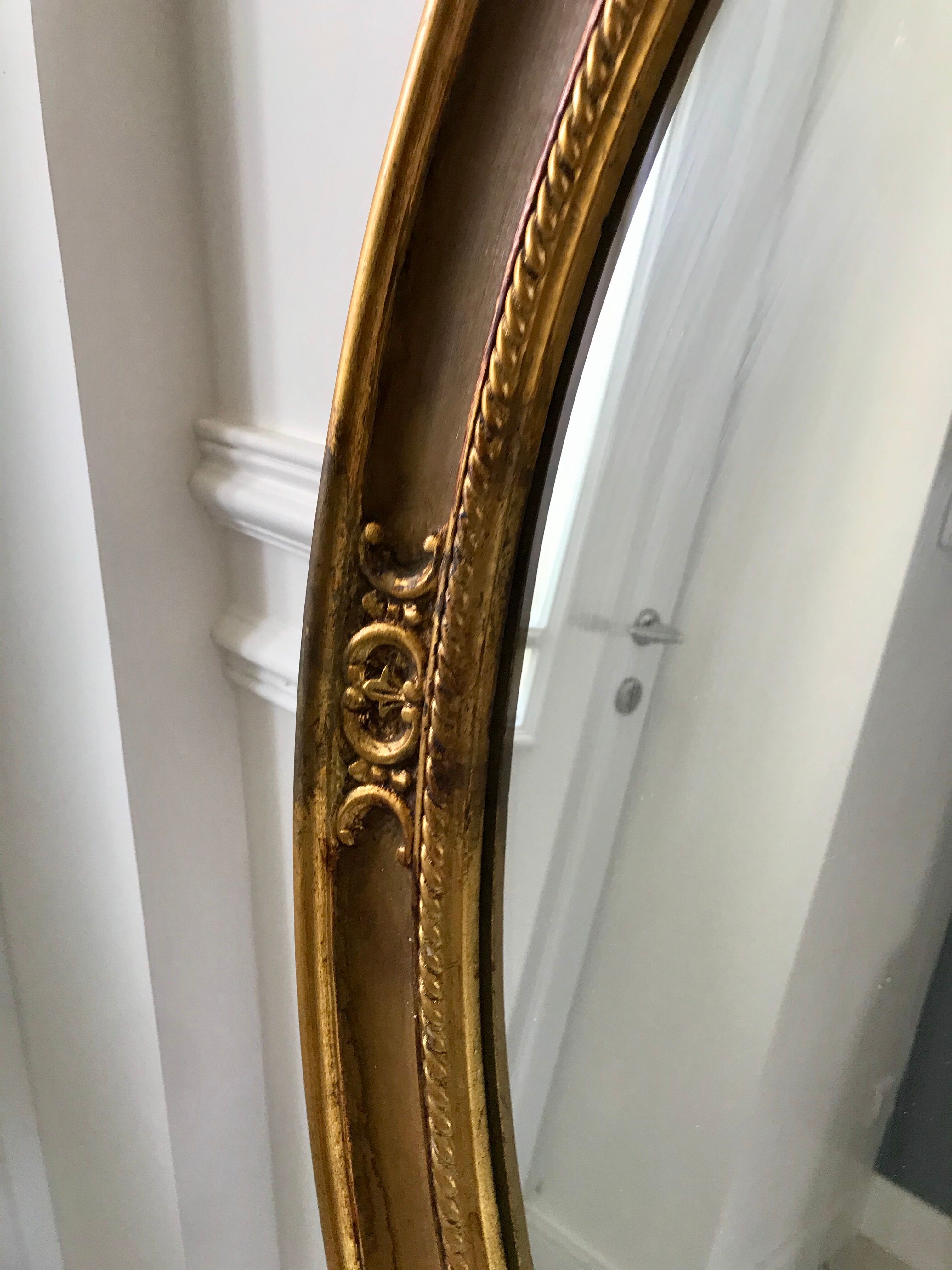 Grand miroir oval en stuc doré vintage