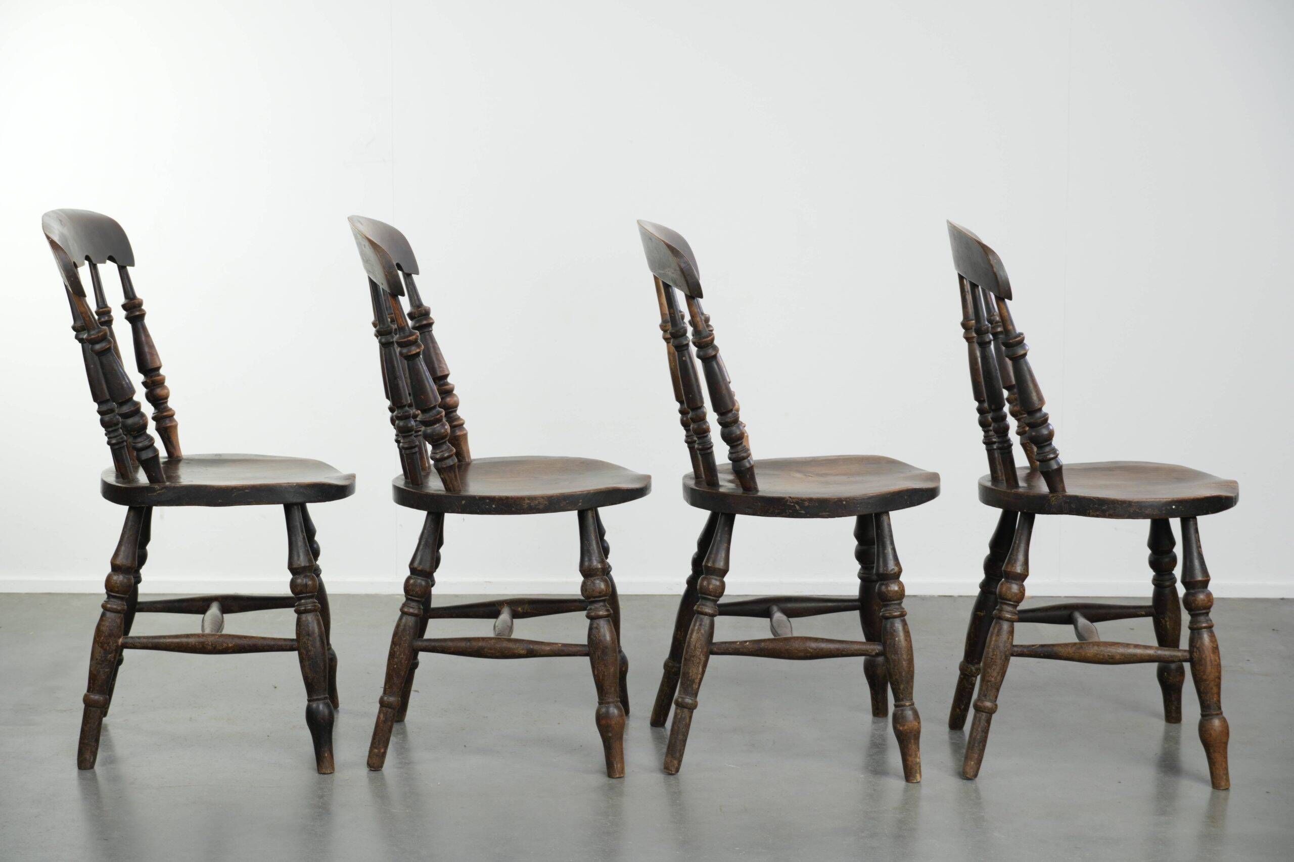 Set of 4 antique English wooden Windsor pub/bistro chairs from 19th century