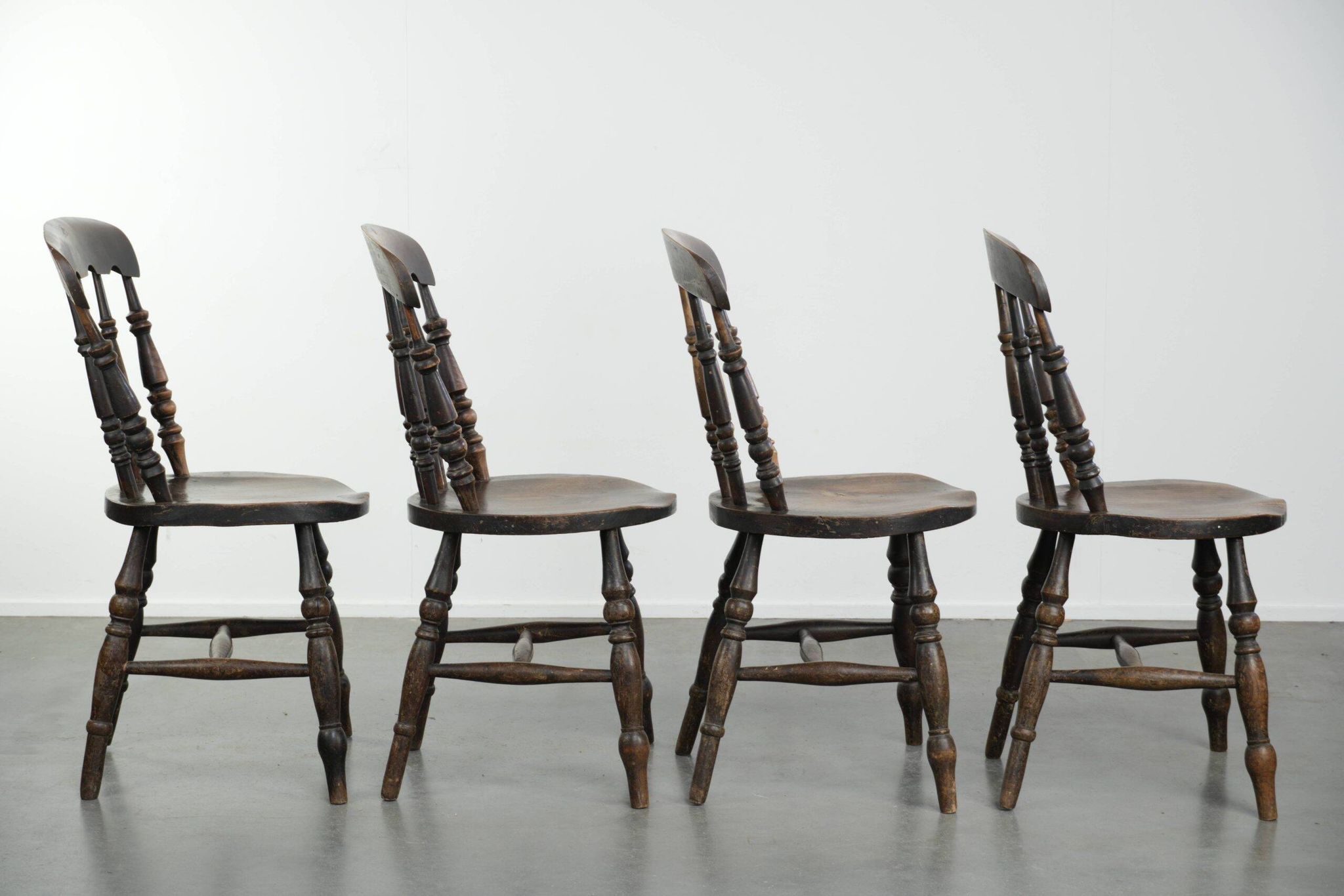 Set of 4 antique English wooden Windsor pub/bistro chairs from 19th century