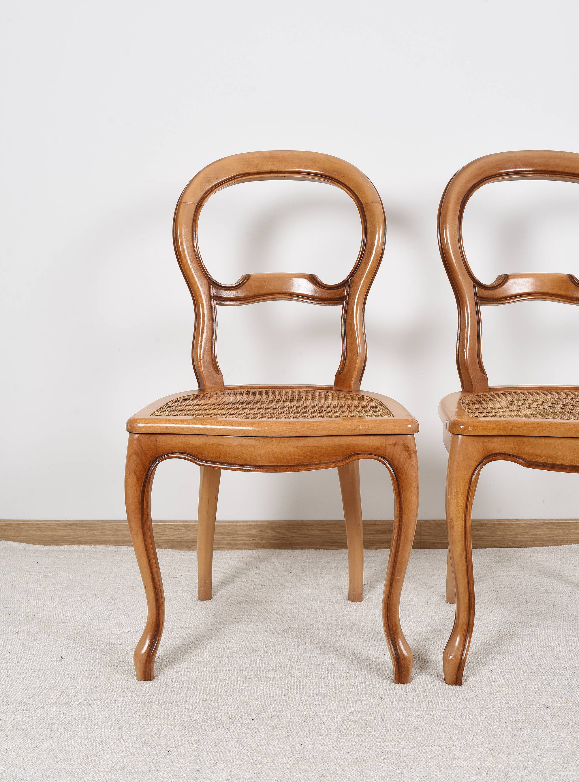 Paire de chaises cannées, en bois