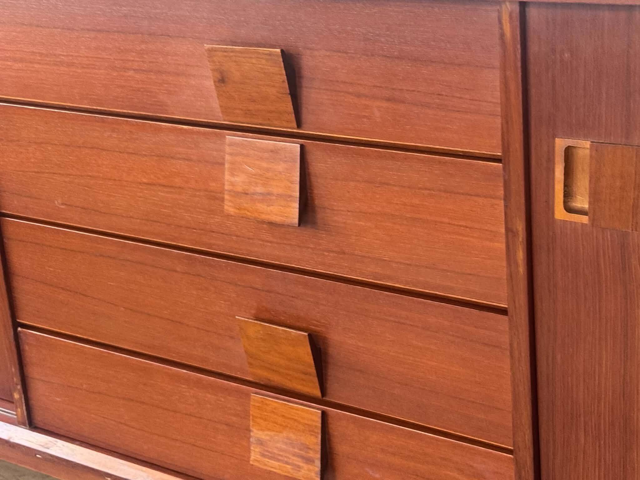 Scandinavian teak sideboard, 230 cm long, with 3 doors and 4 drawers.
