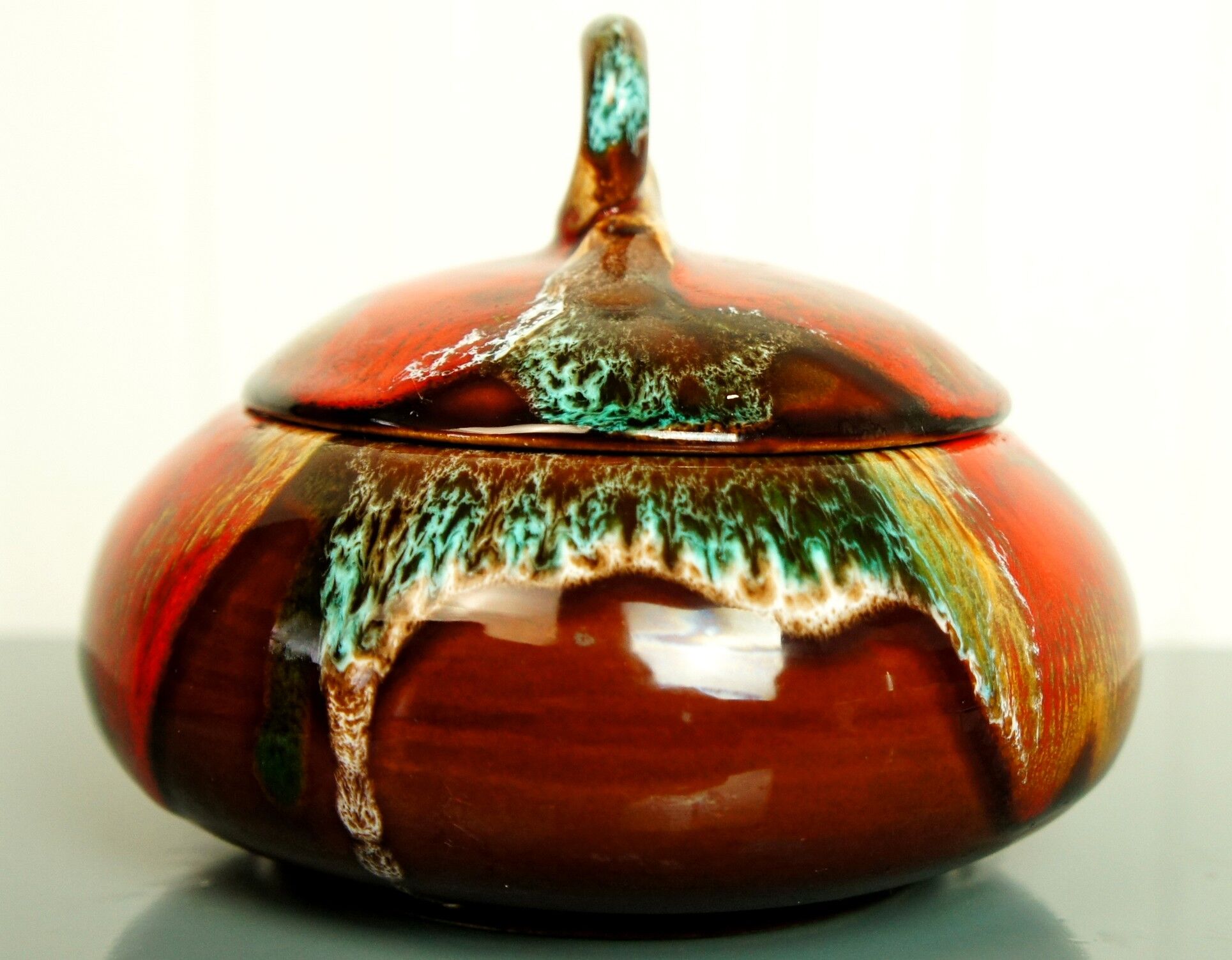 Round box in glazed ceramic