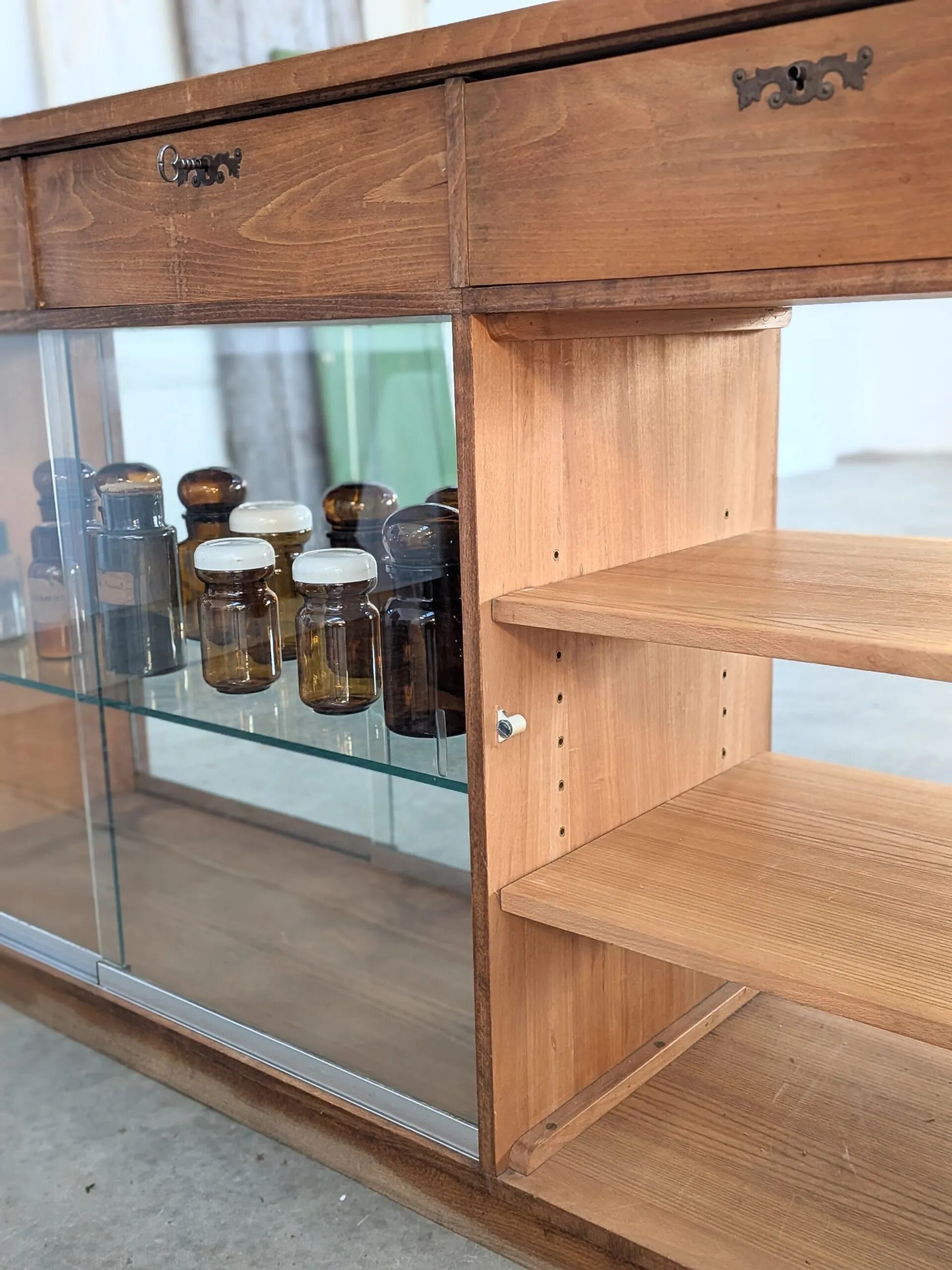 Double-sided counter in wood and pink marble (233 cm)