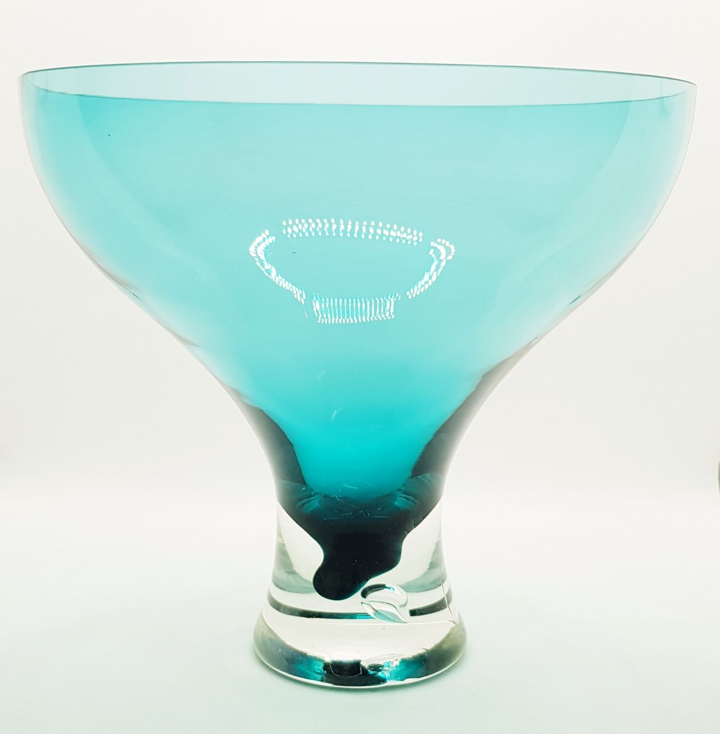 Grand vase sur pied en verre sarcelle.