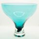 Grand vase sur pied en verre sarcelle.