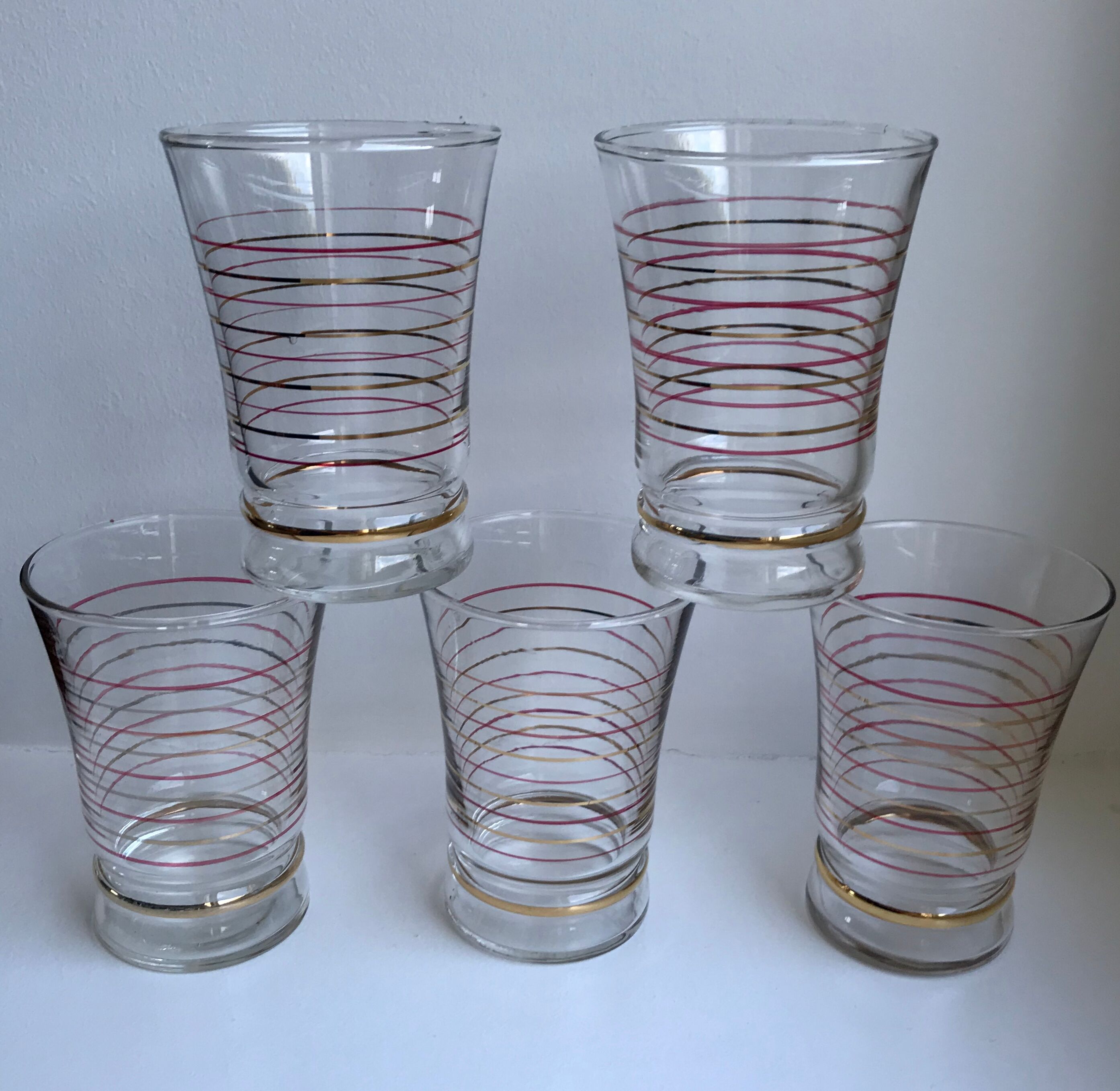 Lot de 5 verres à eau dorés et rouge années 50