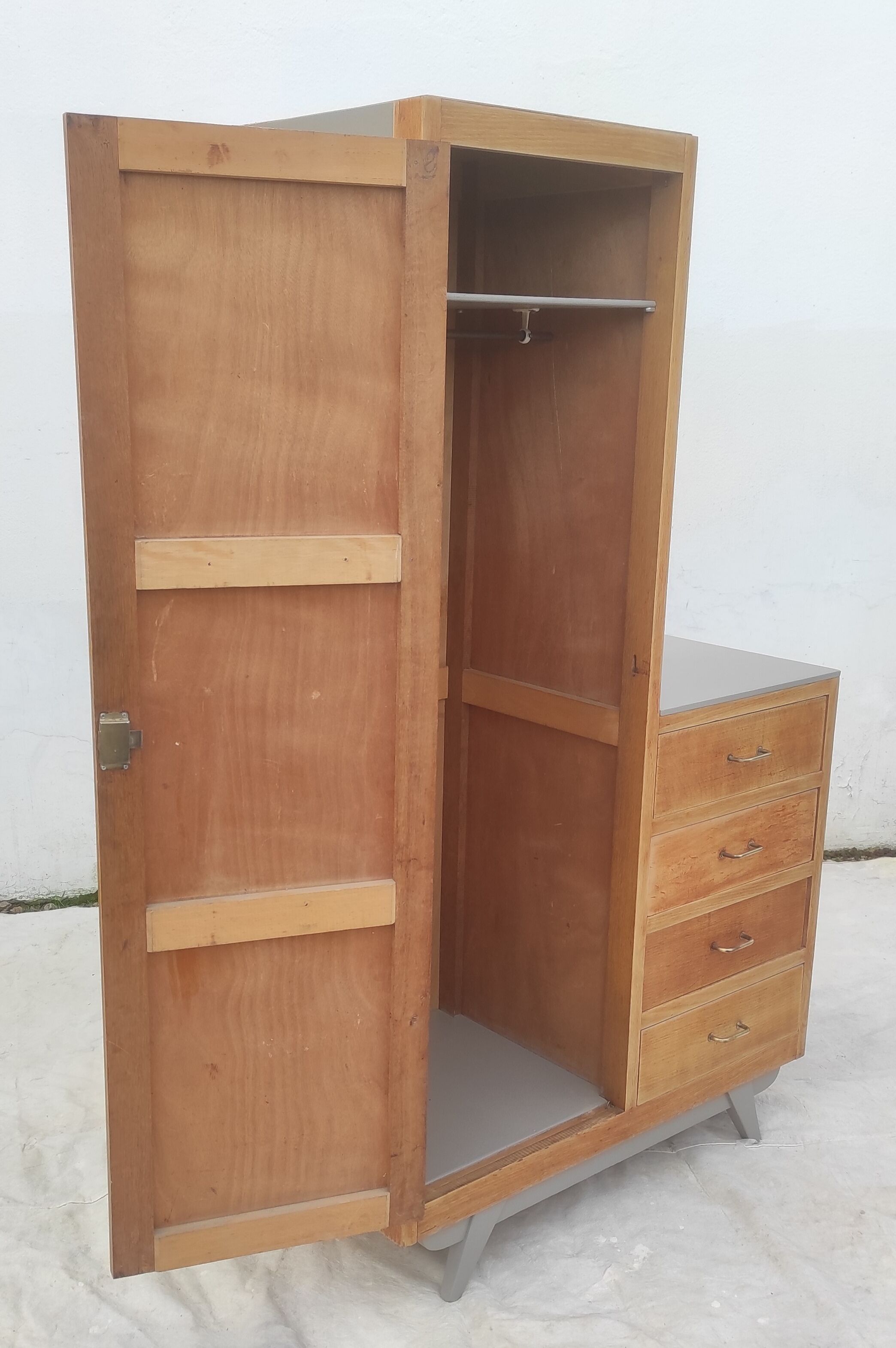 Armoire vintage