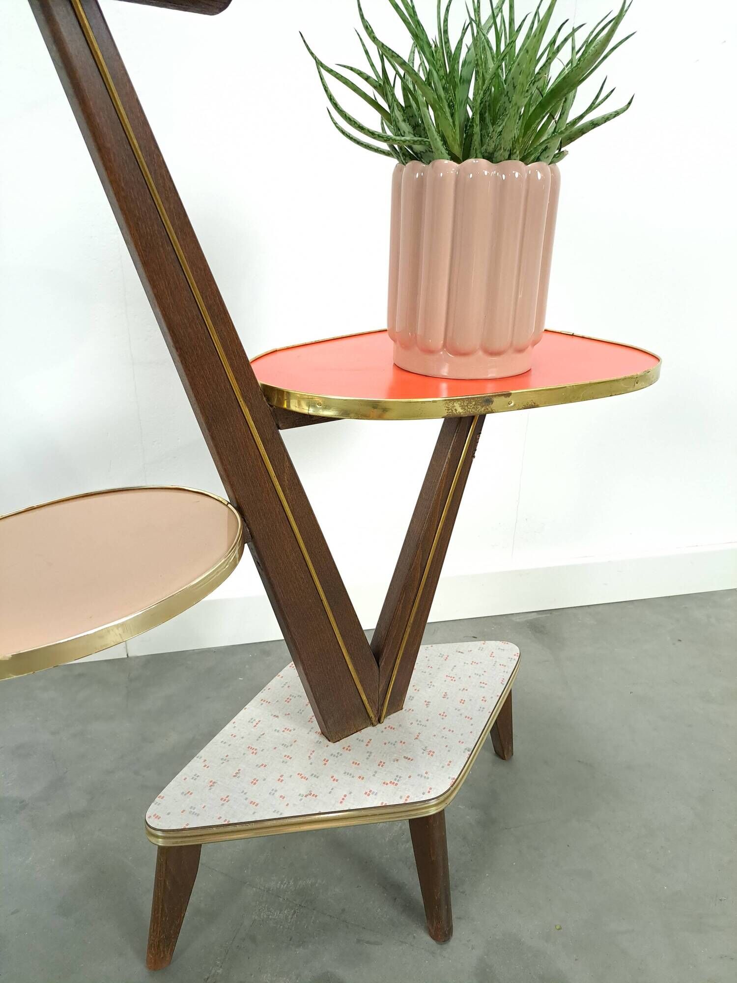 Hoge vintage plantentafel met messing en formica, plantenrek