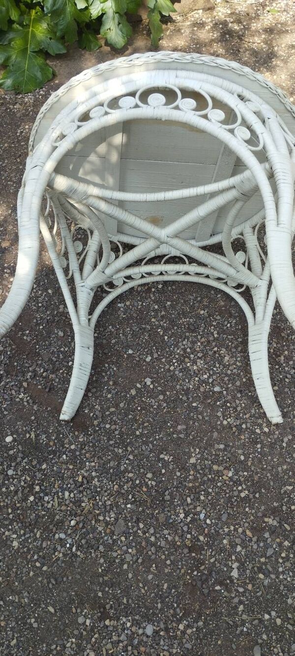 Table guéridon rotin blanc style Victorien