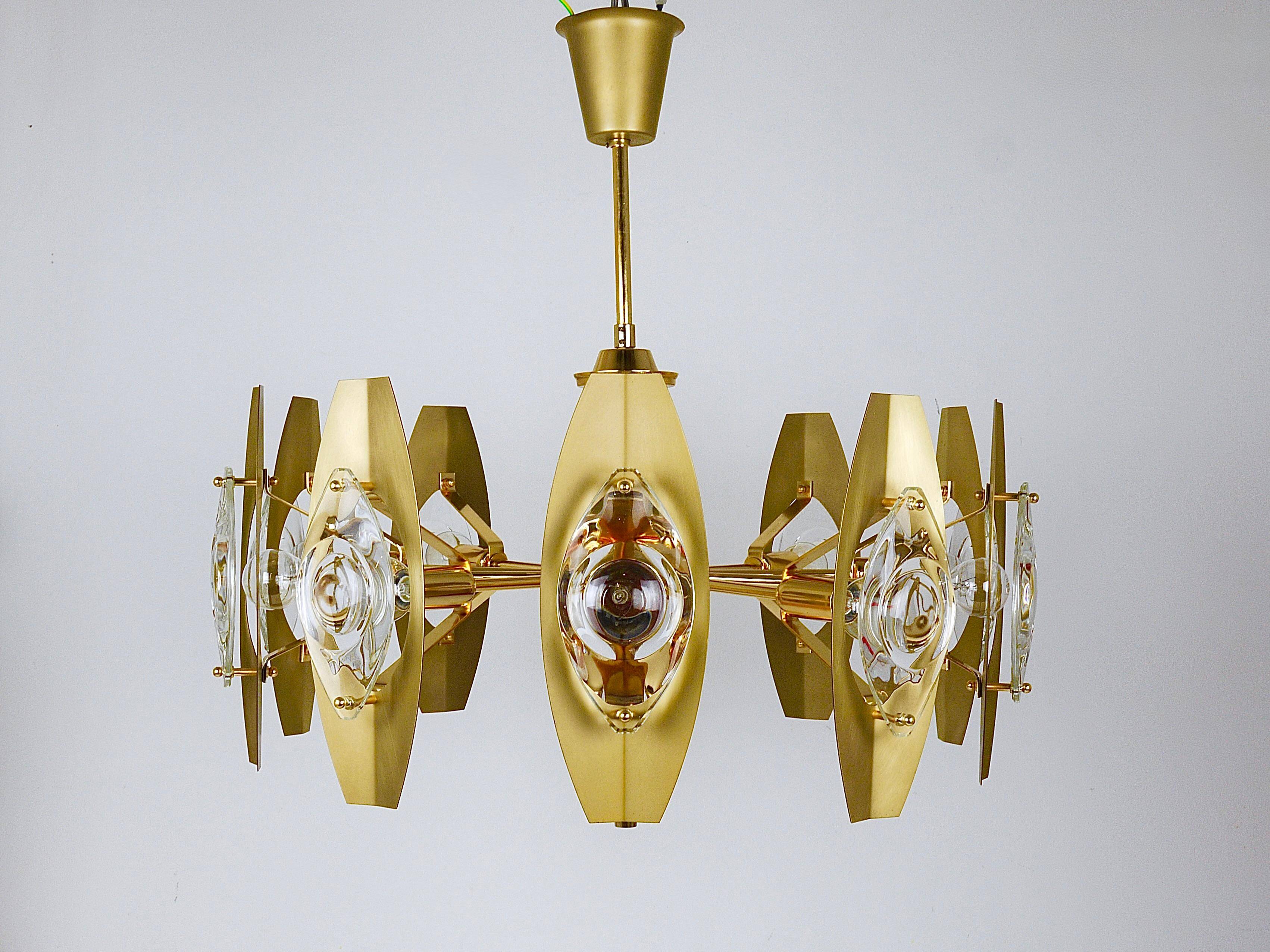 Oscar Torlasco brass chandelier of 25 inches with optical prism lenses, Italy, 1970s.