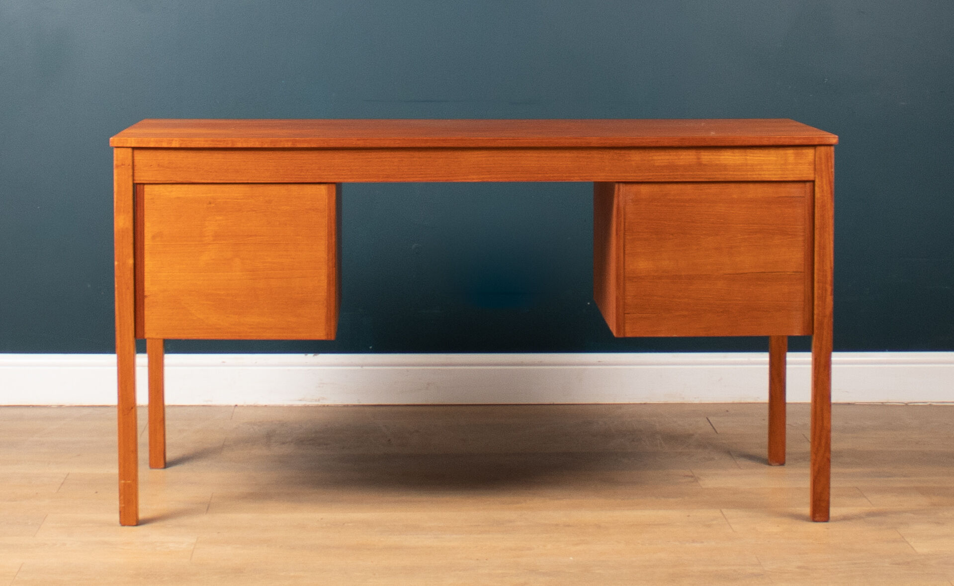 Bureau rétro des années 1960 danois en teak par Domino Mobler