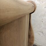 Lit ancien en bois brut