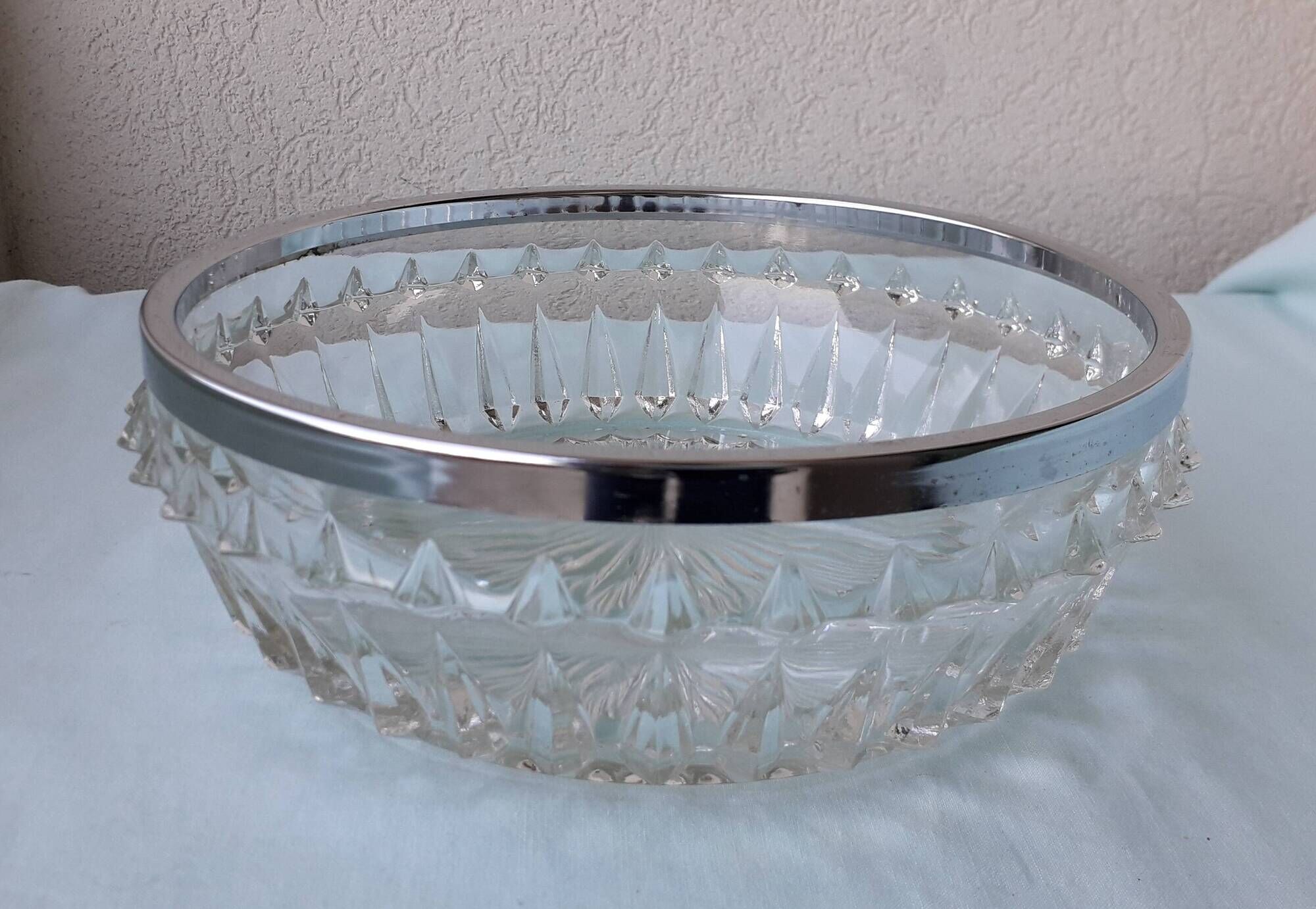 Bowl or glass dish with a metal rim