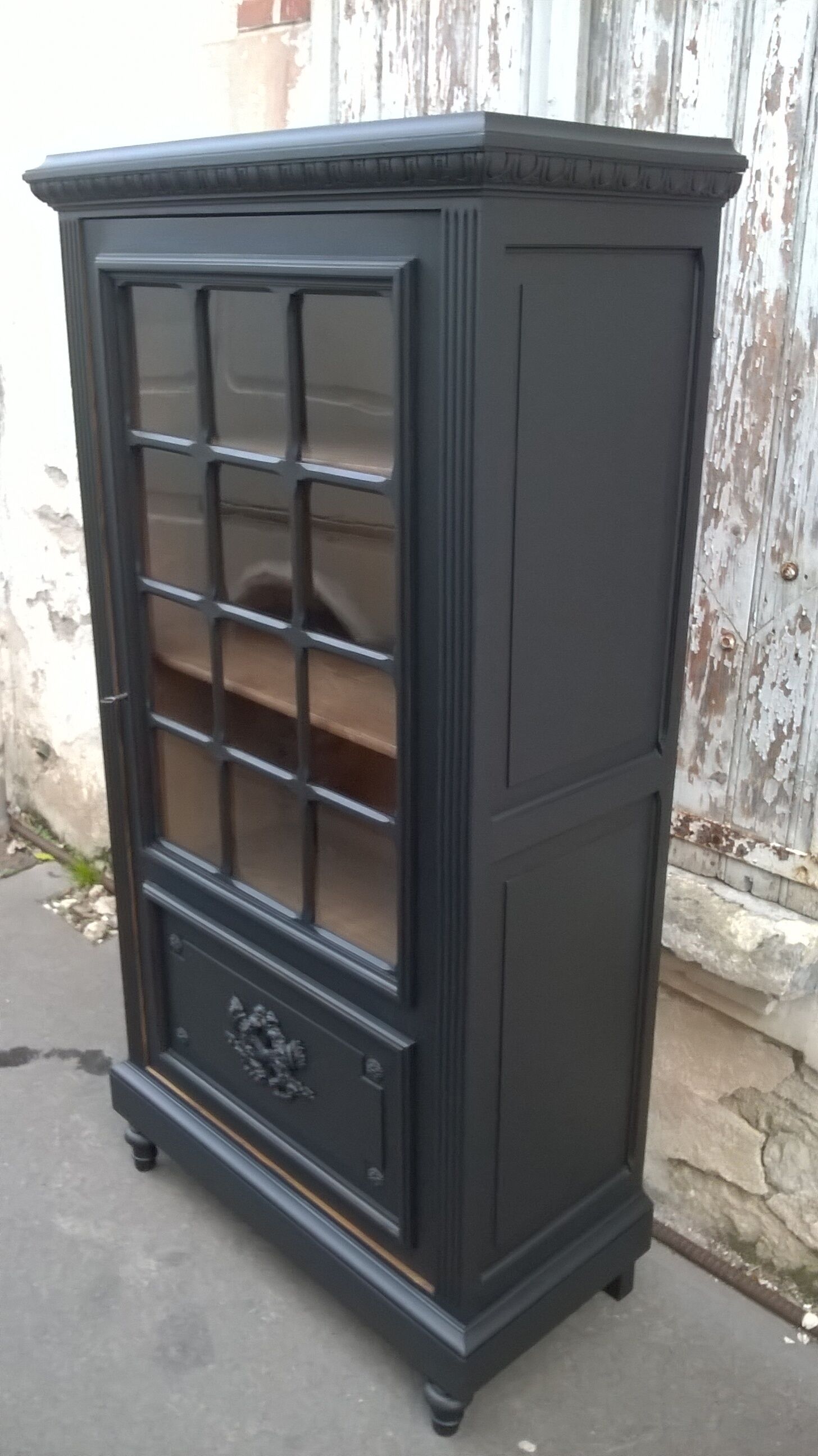 Parisian showcase cabinet