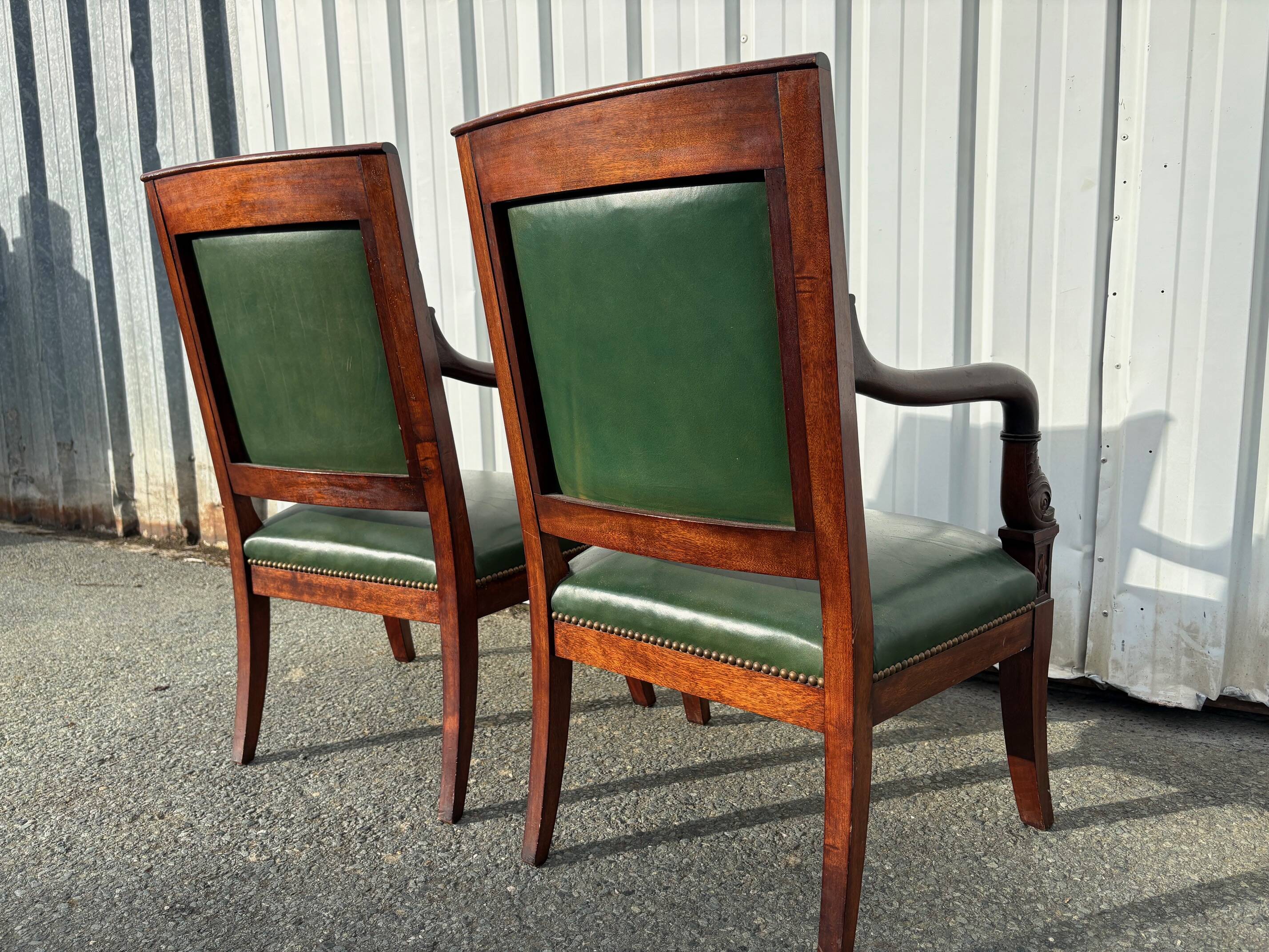 Paire de fauteuils de style Empire en acajou et cuir vert