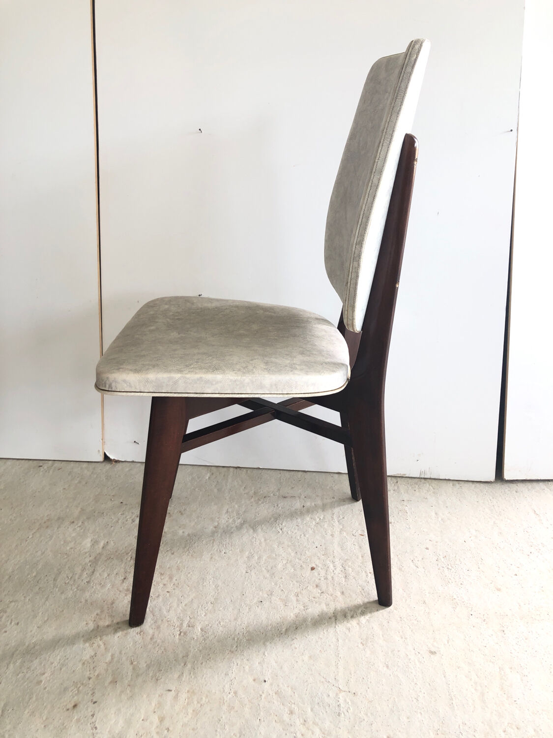 Chaise bois et skaï blanc vintage