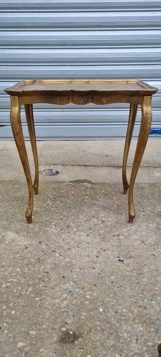 Venetian nesting table
