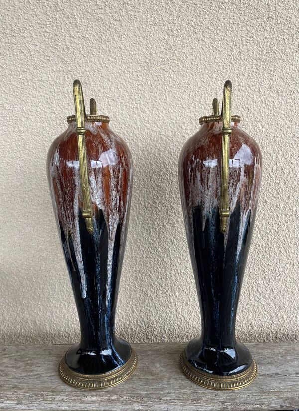 Deux grande vases en grès avec des garnitures en bronze