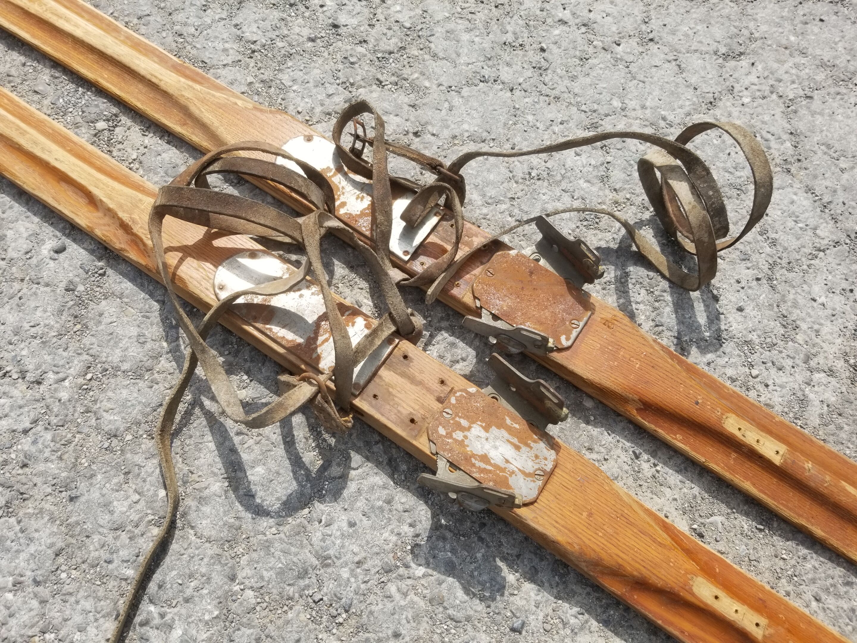 Ancienne paire de ski en bois - vintage