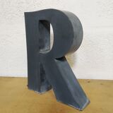 Lettre R ancienne en relief et en zinc