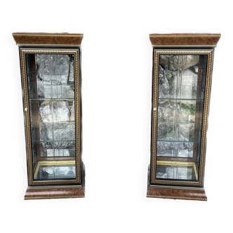 Pair of display cases in magnifying glass and black & gold lacquer, 20th century period