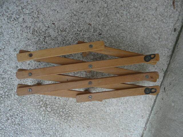 Wooden accordion coat rack