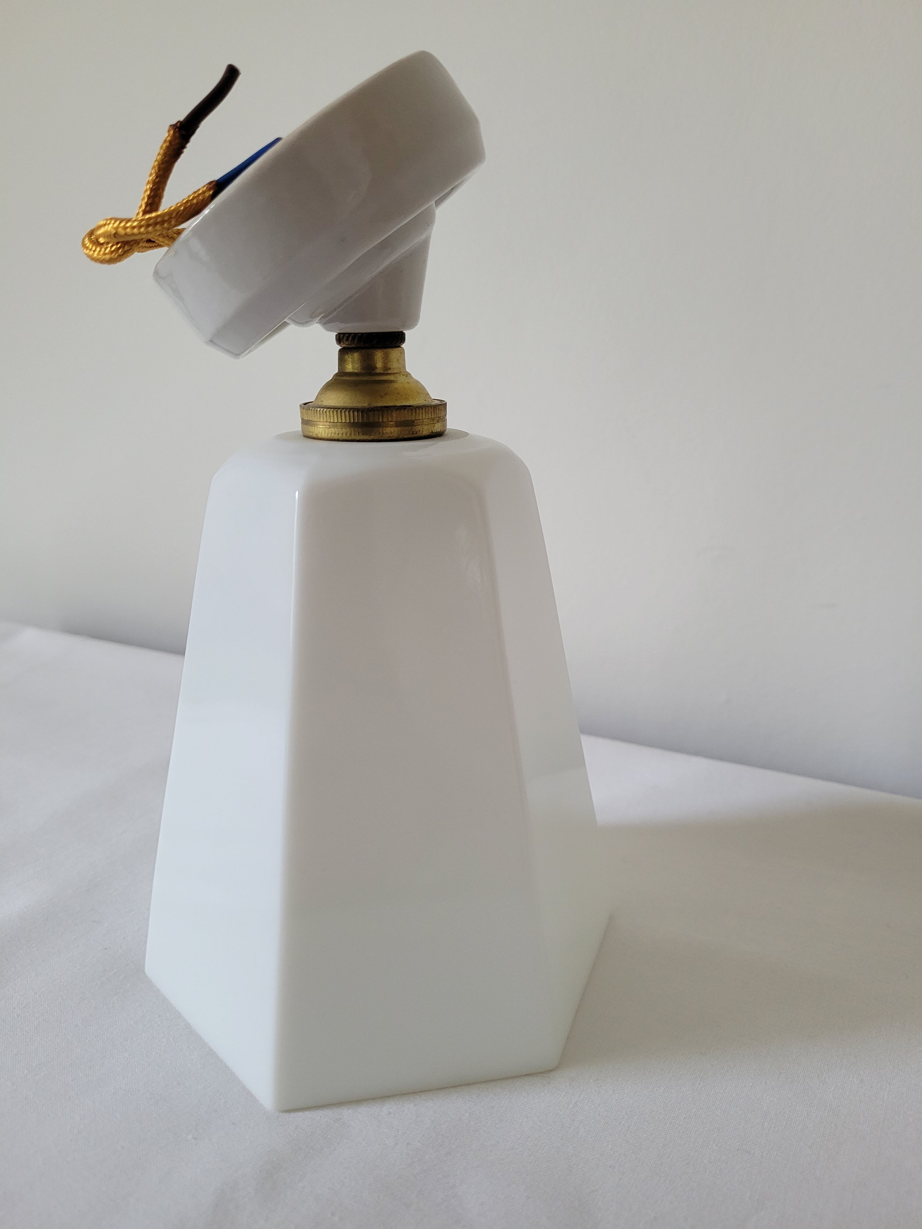 Art Deco wall lamp in opaline and porcelain