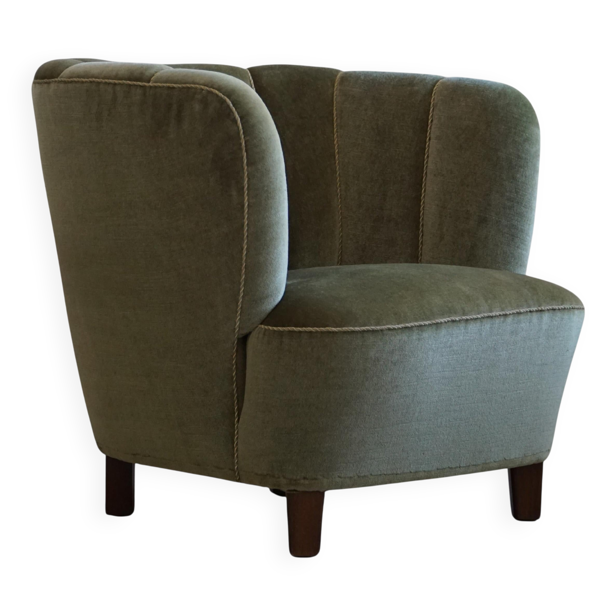 Danish club chair from the mid-20th century, curved, Viggo Boesen style, 1940s.