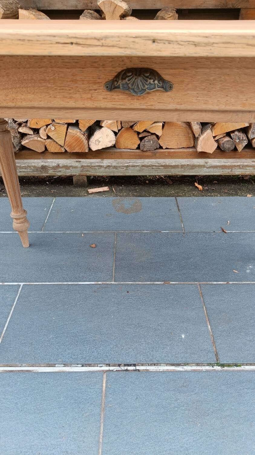 Antique light oak table with turned legs – chic country style