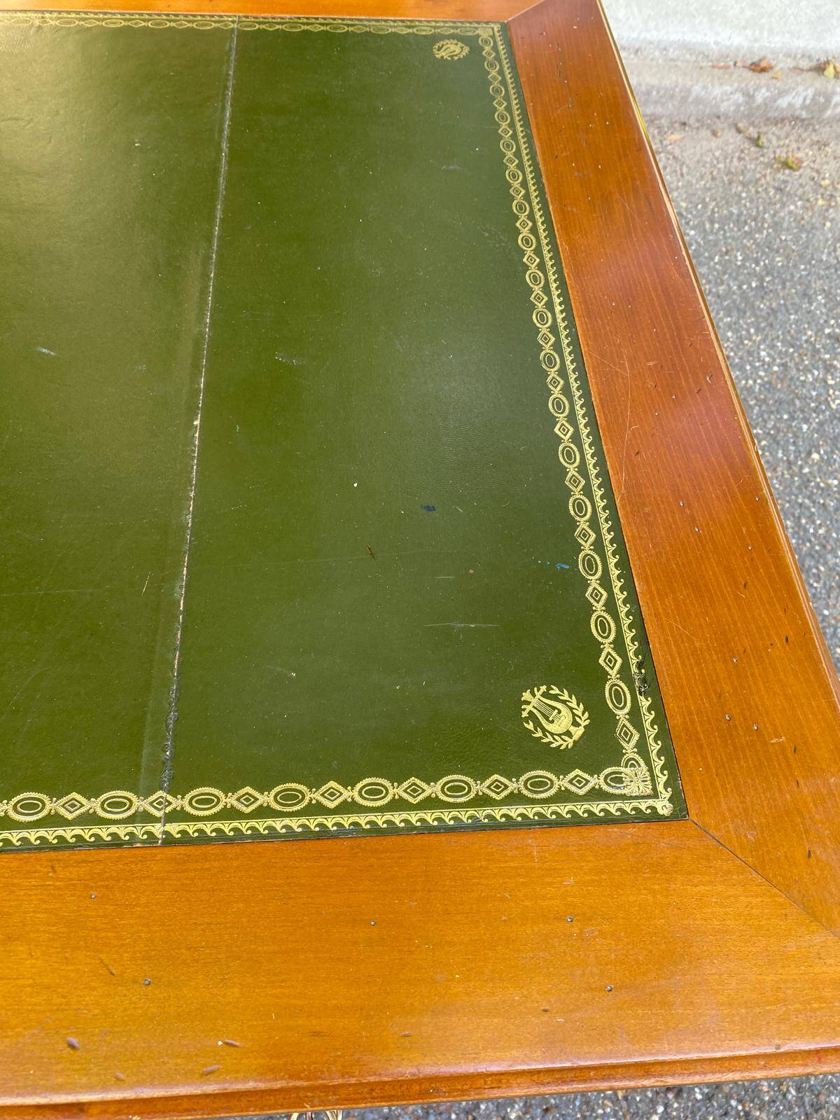 Bureau en bois massif et cuir vert extensible Louis XVI début 20ème
