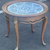 Coffee table with round shape