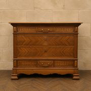 Commode de style Louis XVI en noyer et marbre, façade en chevrons