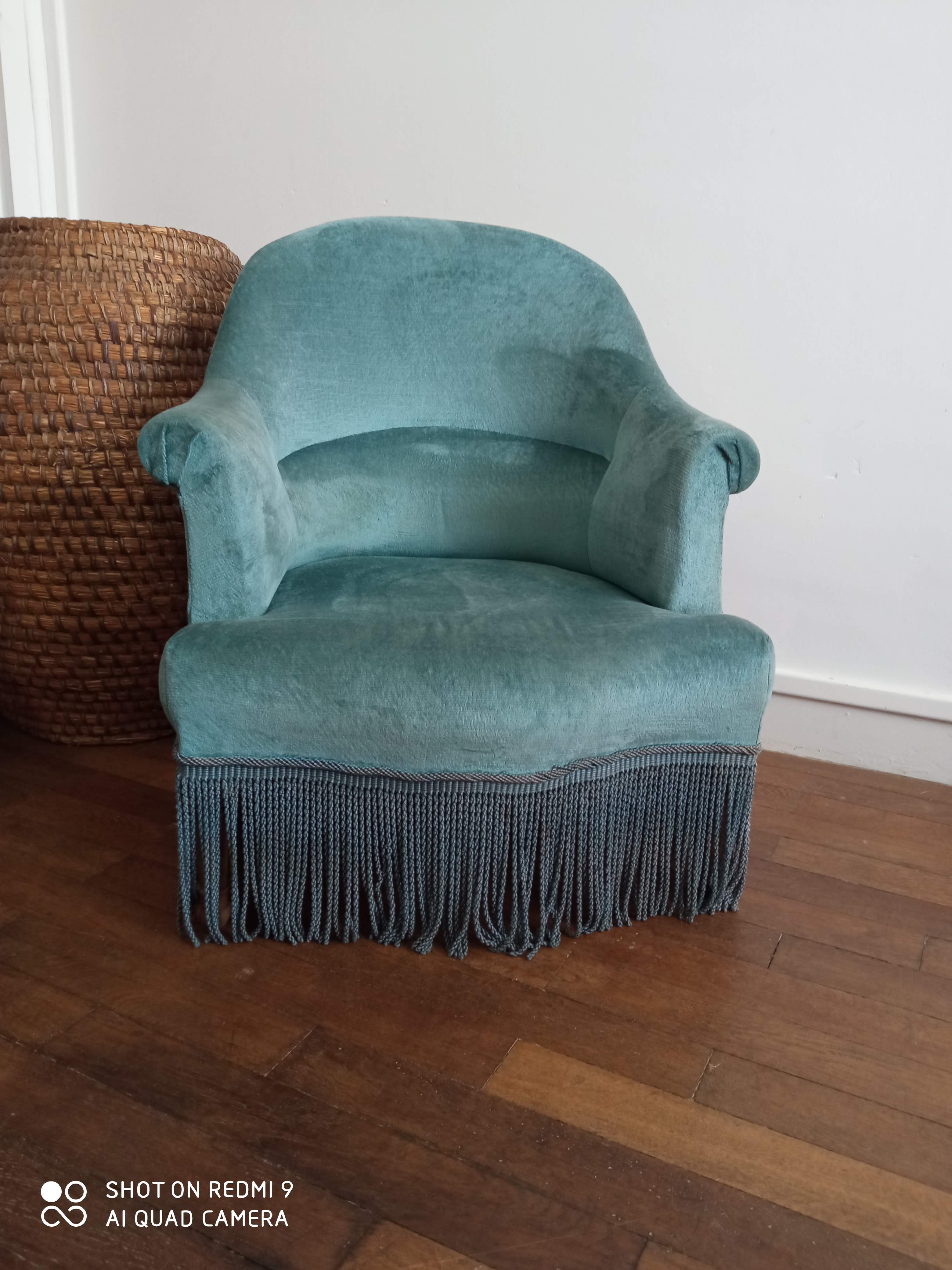 Blue velvet toad chair