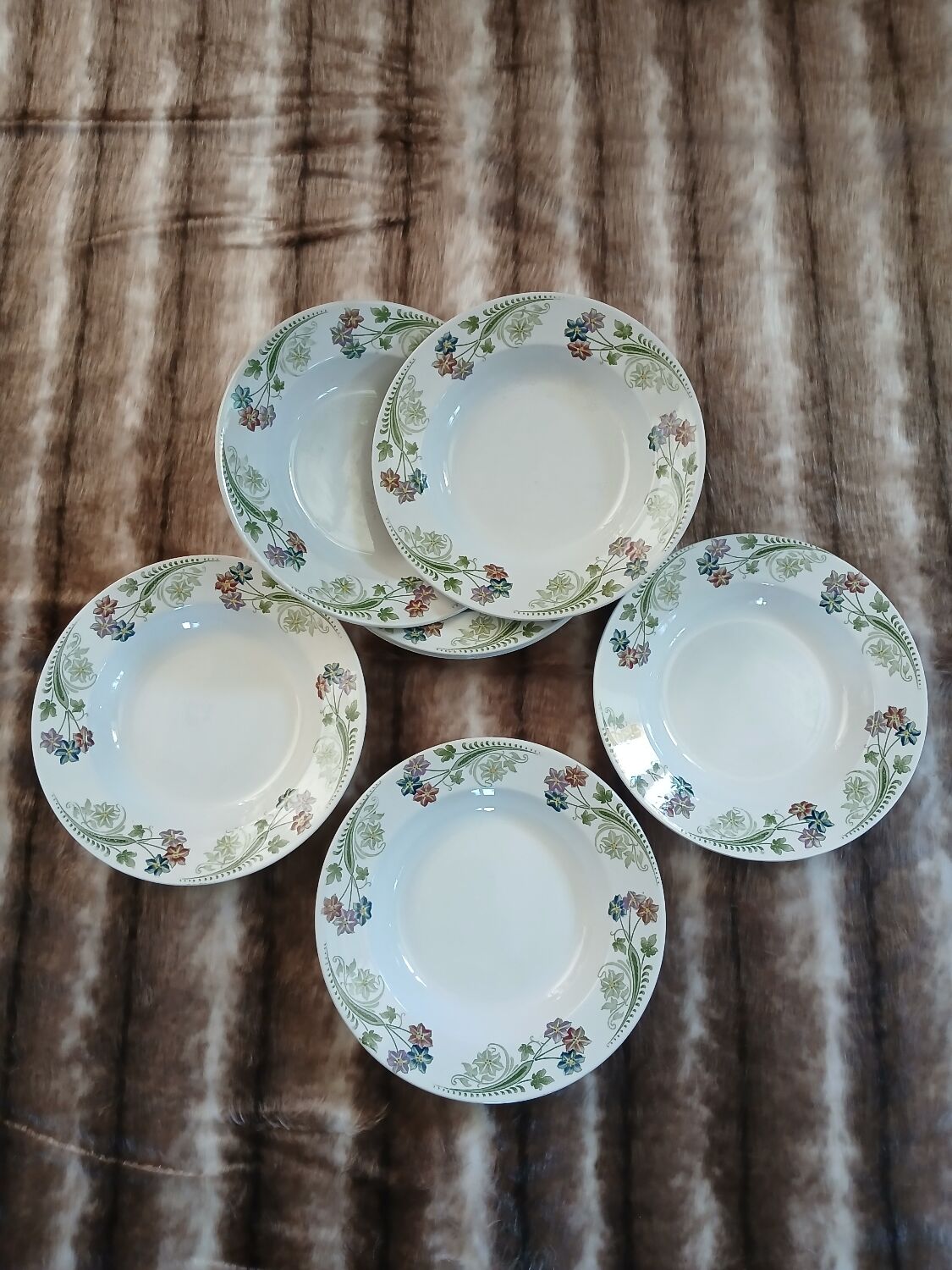 23 assiettes + plat anciens U&C Sarreguemines