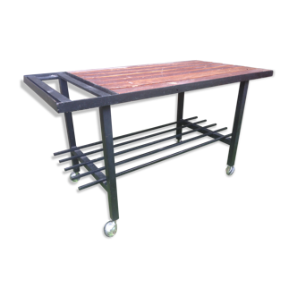 Table basse piétement en métal sur roulettes et le plateau en lames de bois de chêne