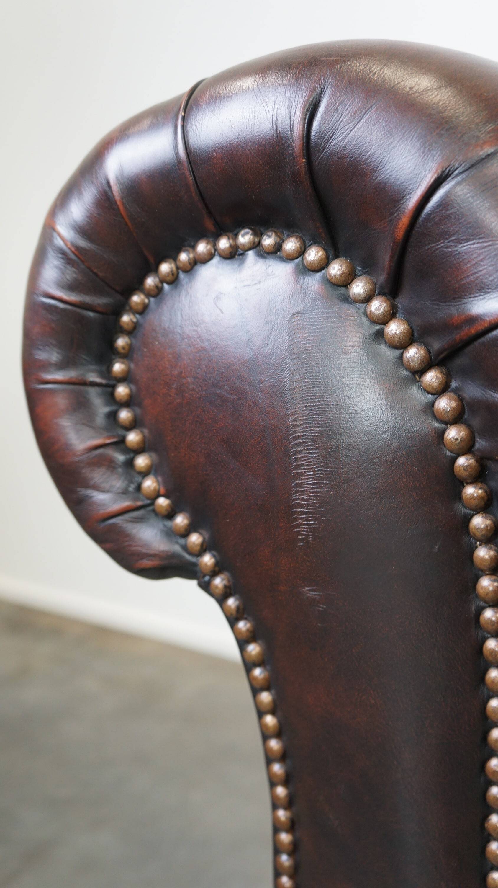 Dark-flamed english chesterfield 2.5-seater sofa/button seat