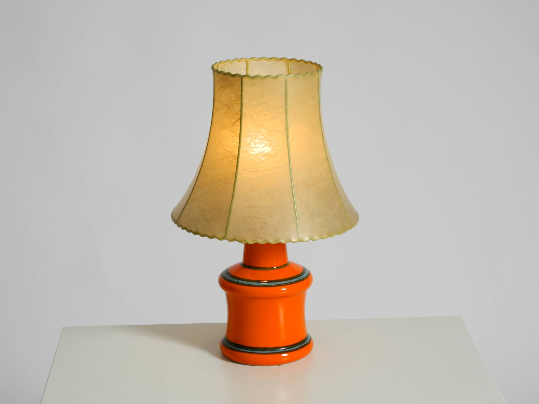 Beautiful 1960s orange ceramic table lamp with Cocoon shade | Made in Italy