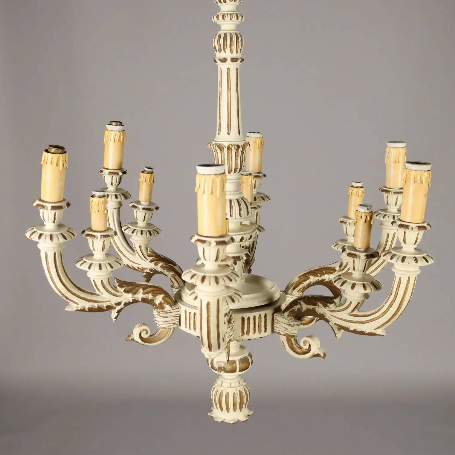 Antique chandelier in gilded and lacquered wood, Italy, 20th century.