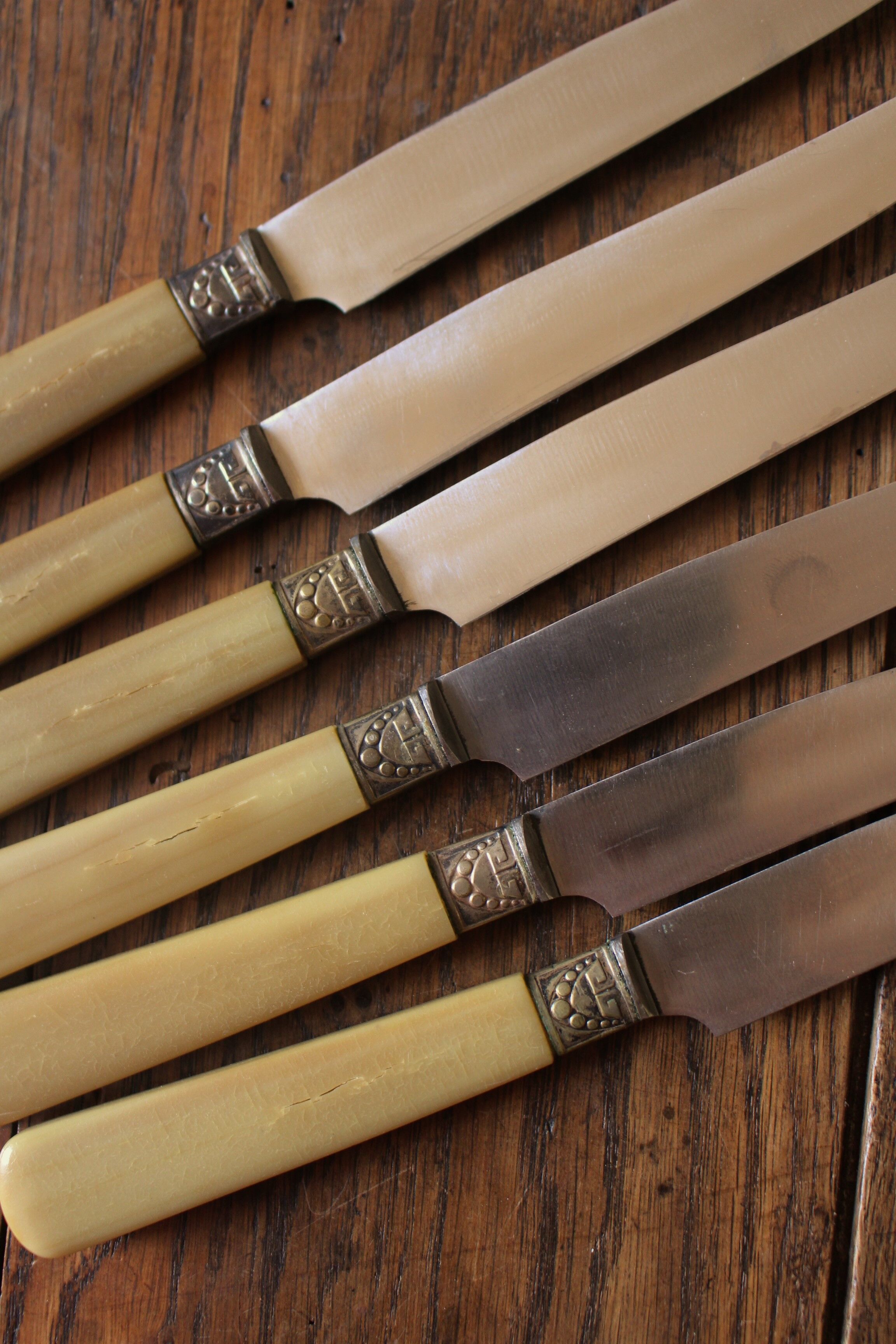 Lot 6 couteaux lame acier RT Papillon manches bakélite viroles
