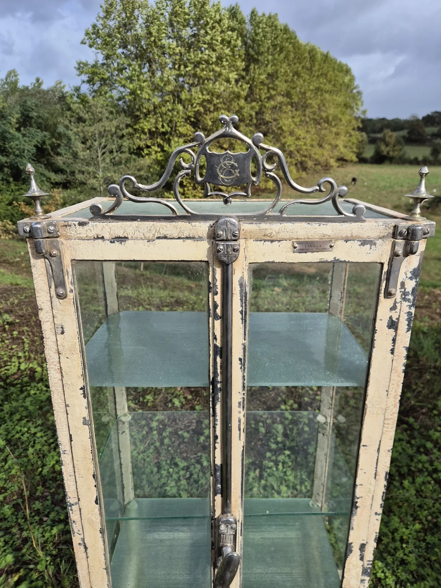 Ancienne vitrine de chirurgien