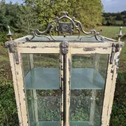 Ancienne vitrine de chirurgien