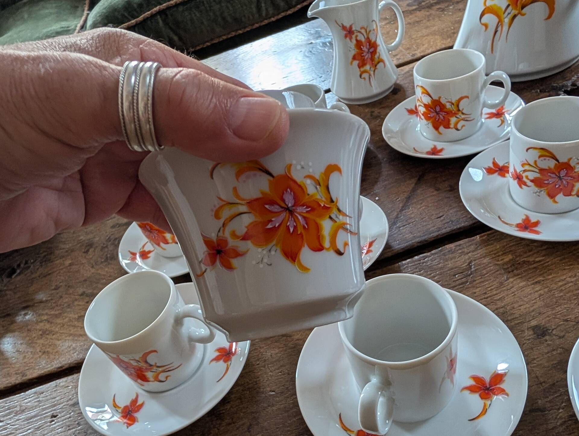 Service Winterling 70s – flamboyant floral orange décor