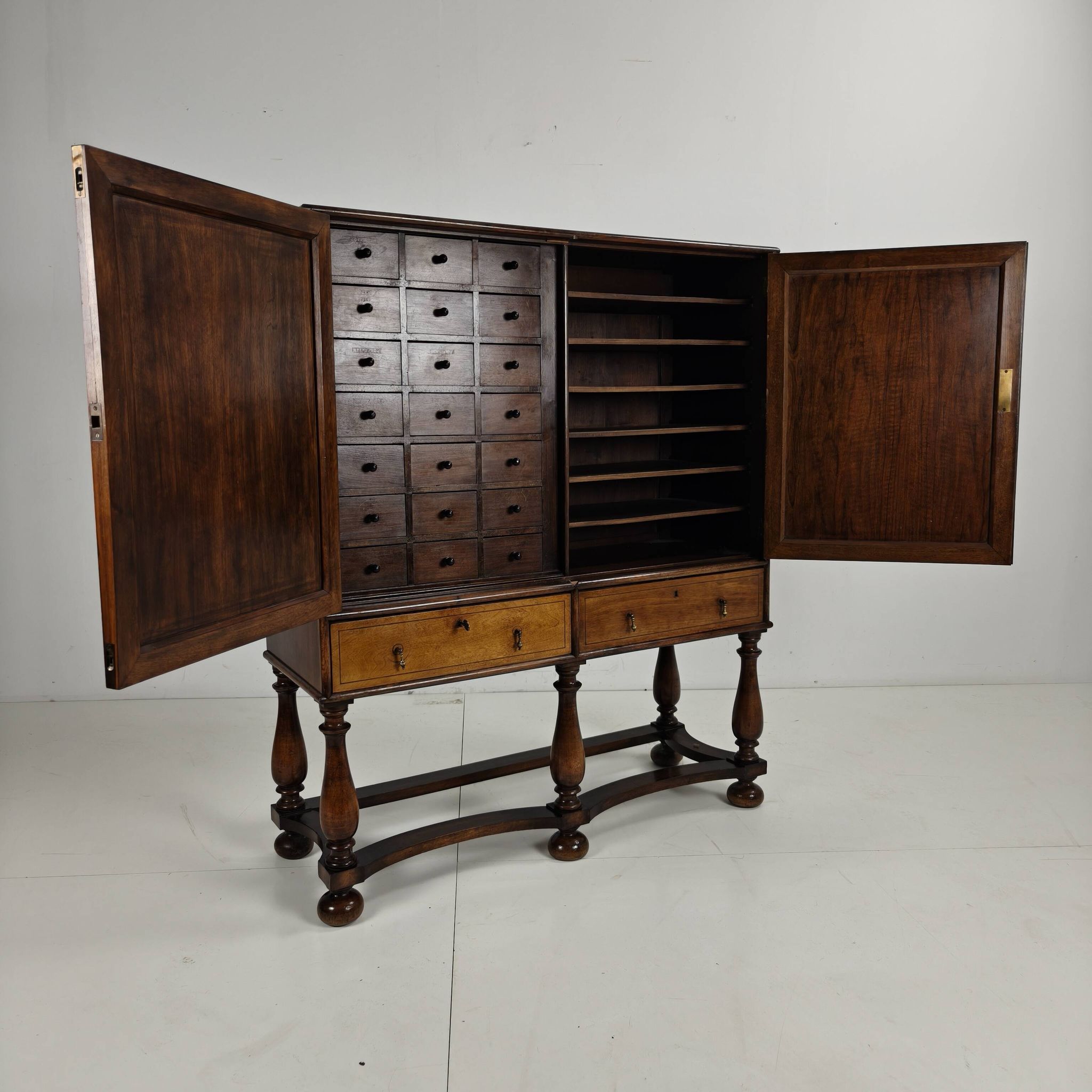 Cabinet de poste en chêne d'un presbytère belge, vers 1900-1920