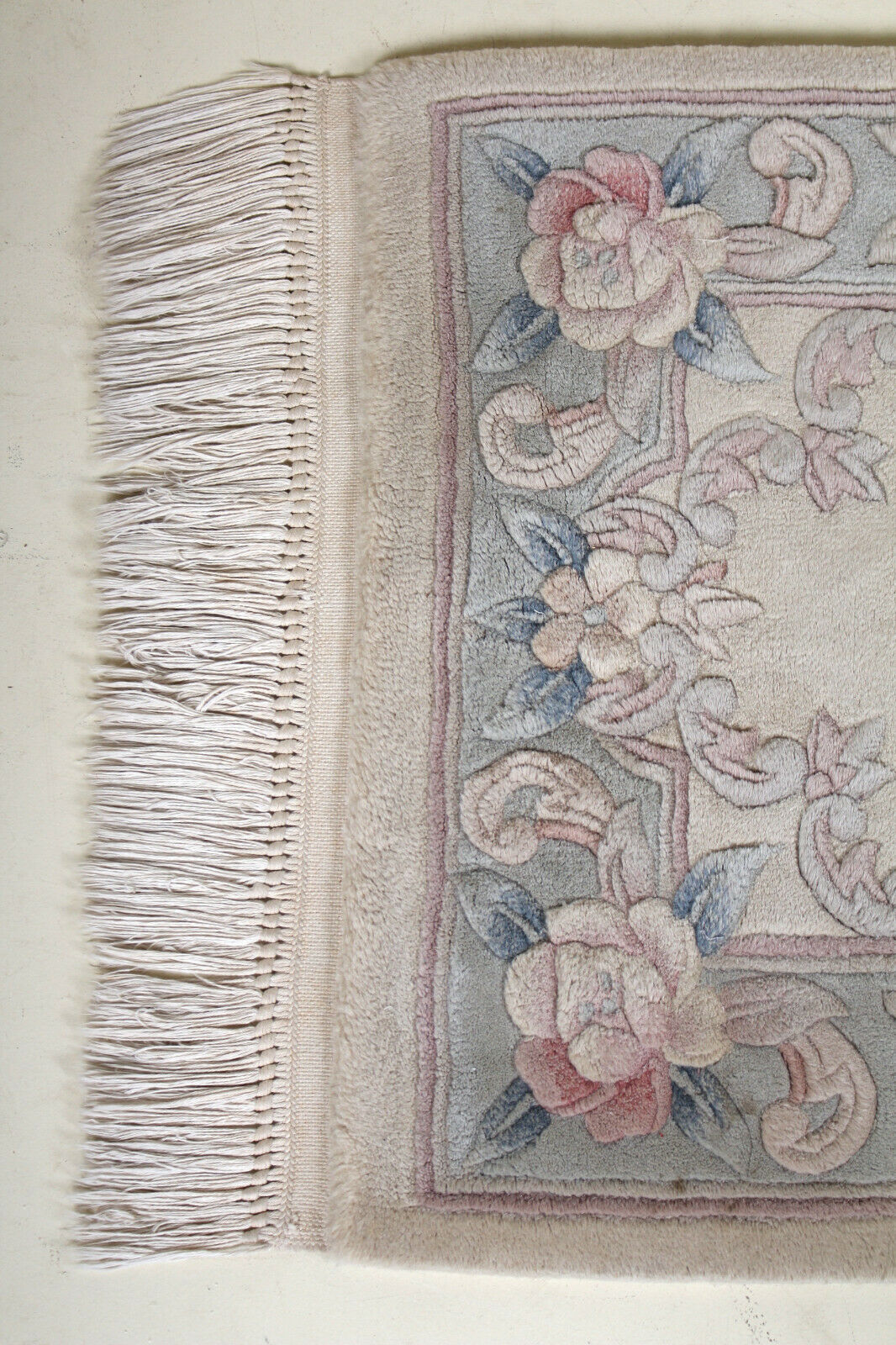 Chinese tassel rug with floral pattern on beige background 118x61cm